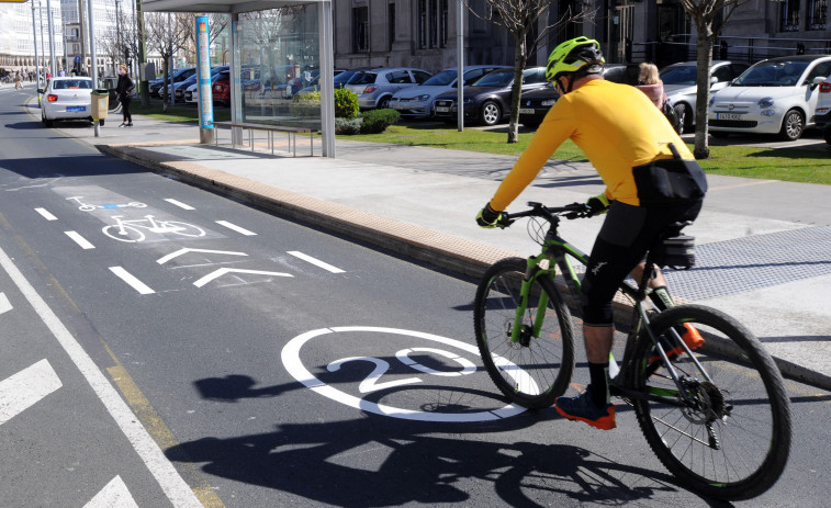 El Ayuntamiento modifica la señalización del carril bici de La Marina