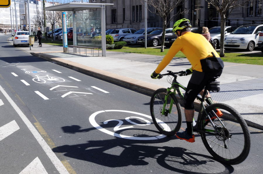 El Ayuntamiento modifica la señalización del carril bici de La Marina