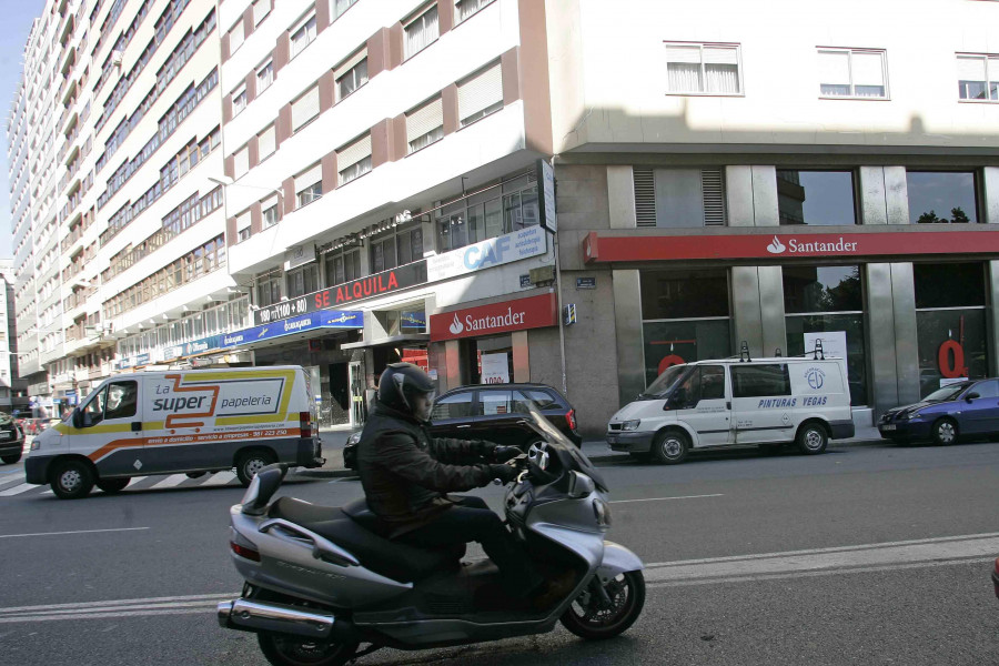 Una mujer en silla de ruedas es atropellada por un vehículo marcha atrás