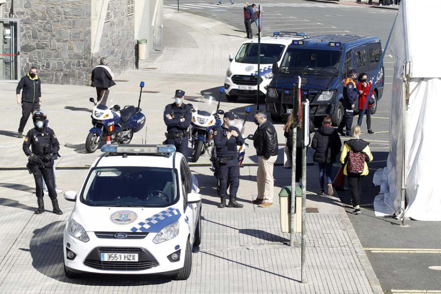 Un altercado con spray de pimienta moviliza a varias patrullas en el punto Covid de Riazor