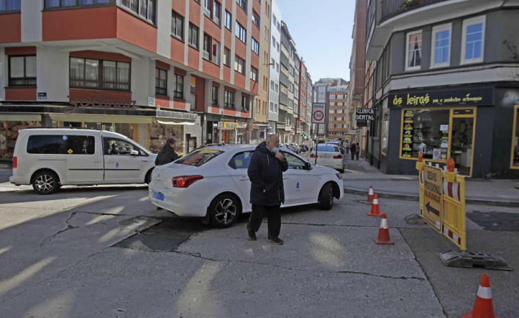 El corte de tráfico en la avenida de Os Mallos provoca atascos en la zona