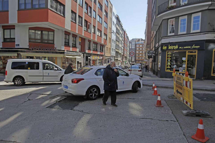 El corte de tráfico en la avenida de Os Mallos provoca atascos en la zona