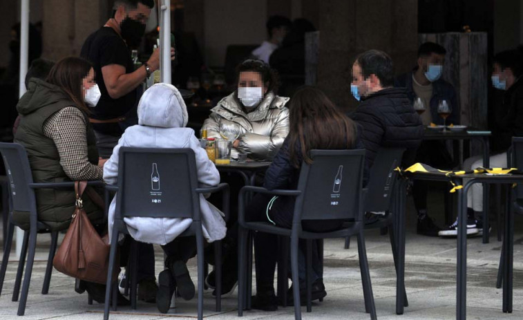 La ciudad estrena los nuevos horarios con ambiente por el día festivo pero con cierto recelo por la lluvia