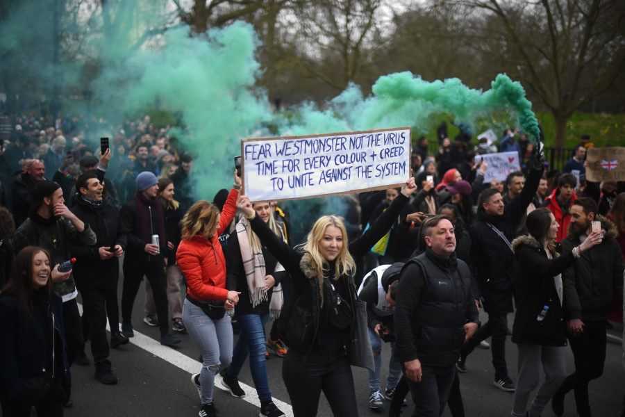 Miles de personas se manifiestan en Londres contra el confinamiento