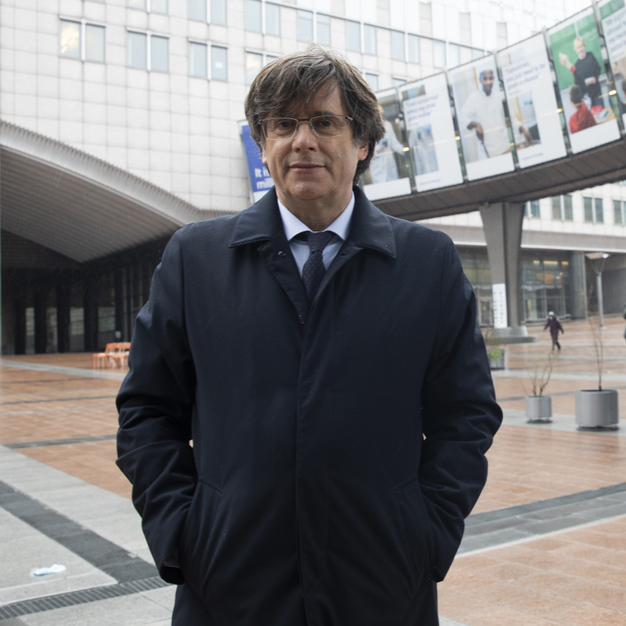 Puigdemont recupera la placa "Casa de la República Catalana" de su casa de Waterloo