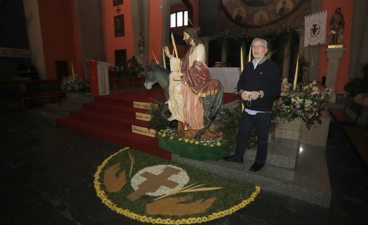 Los vecinos de A Falperra elaboran una alfombra floral ante el altar de Los Capuchinos