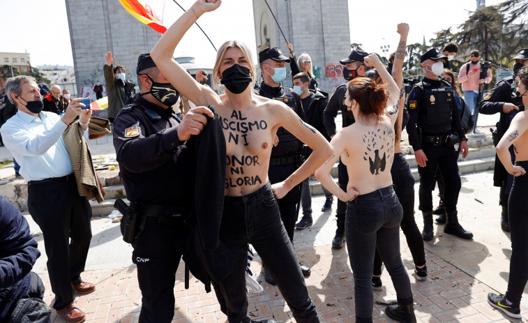Activistas de Femen irrumpen en un acto de recuerdo a la toma de Madrid por Franco
