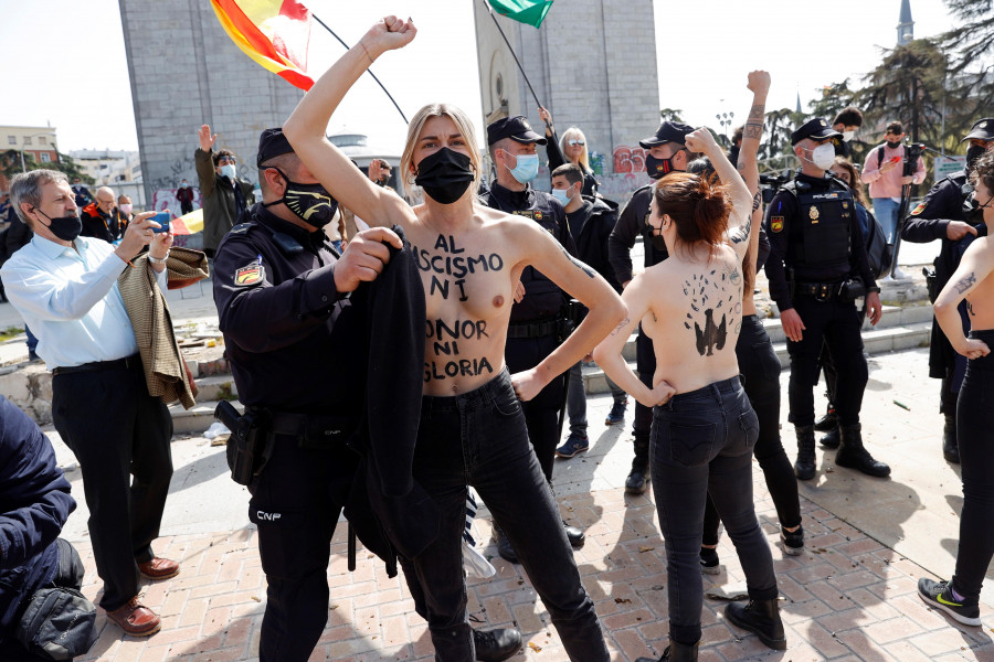 Activistas de Femen irrumpen en un acto de recuerdo a la toma de Madrid por Franco