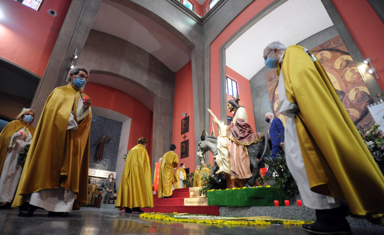 La procesión de la Borriquilla salió por el interior de la iglesia de los Capuchinos por primera vez