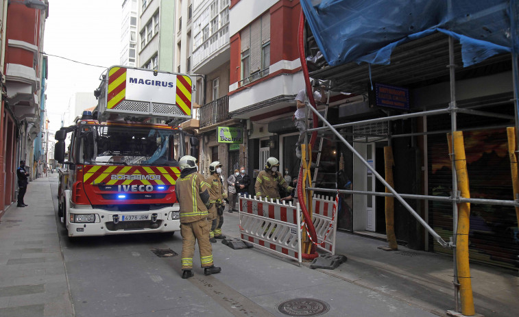 Los Bomberos acuden a la calle del Orzán alertados de un fuerte olor a gas