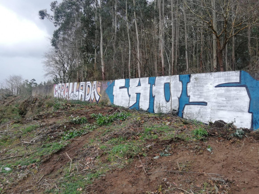 Denunciados dos grafiteros por pintar "Carallada Caos" en el cementerio de A Barcala