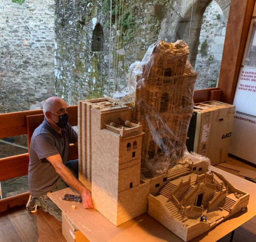 Monumentos gallegos con piezas del Exin Castillos en la muestra de Fran Guerra