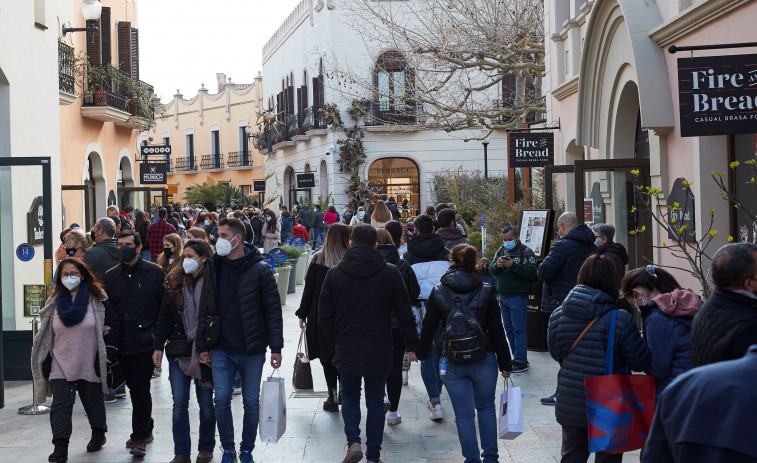 La obligación de llevar mascarilla aún con distancia entra en vigor