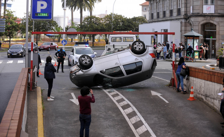 Un vehículo corta el acceso al aparcamiento de Juana de Vega tras volcar en la salida