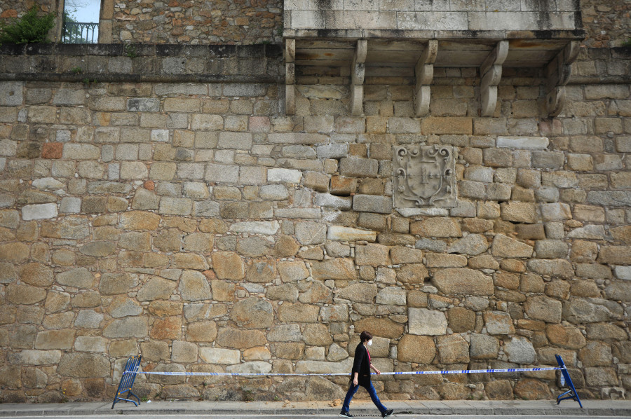 La caída de cascotes de la muralla de San Carlos obliga a restringir el acceso a la zona