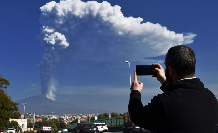 Cerrado el espacio aéreo por una nueva erupción del Etna