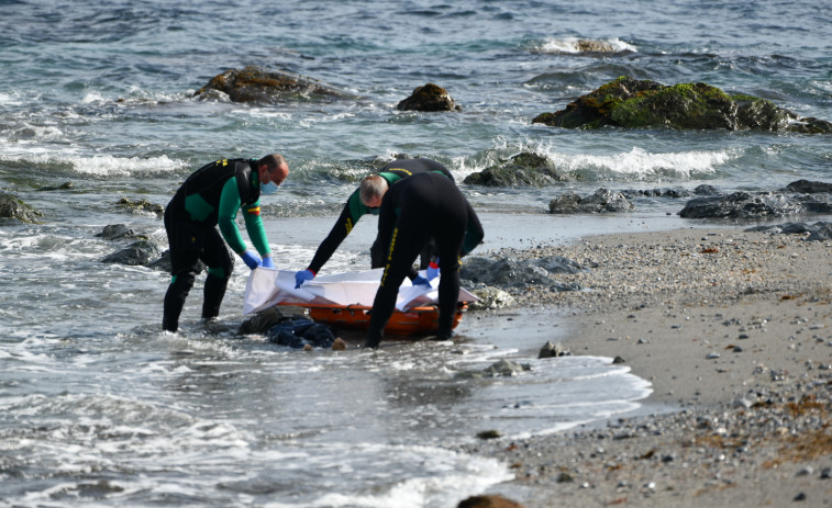 Hallan el cuerpo sin vida de un inmigrante flotando en una playa de Ceuta