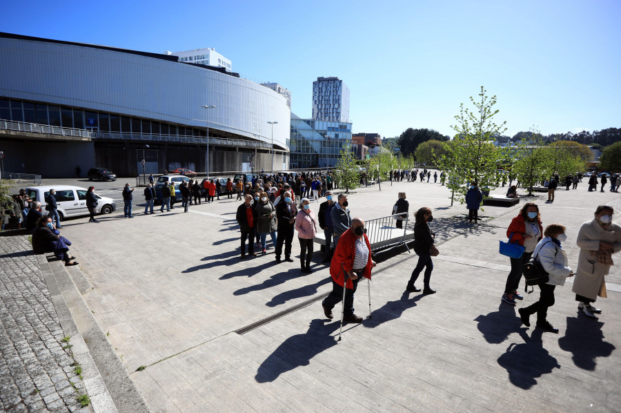 Colas en ExpoCoruña para recibir la primera dosis de la vacuna de AstraZeneca contra el coronavirus