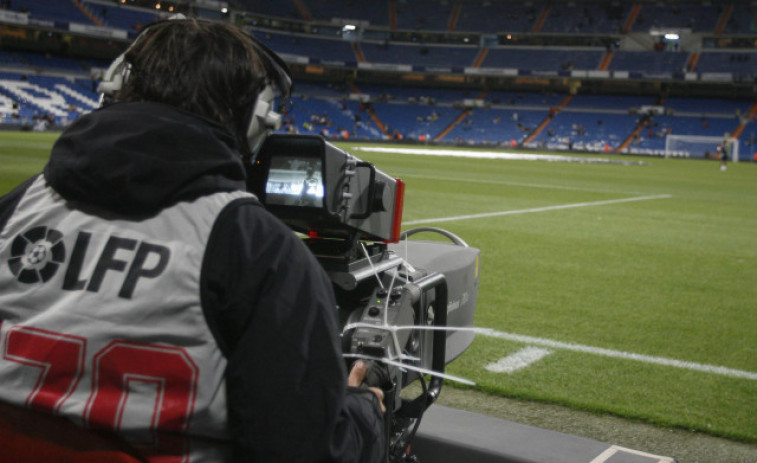 Los futboleros siguen pegados al transistor