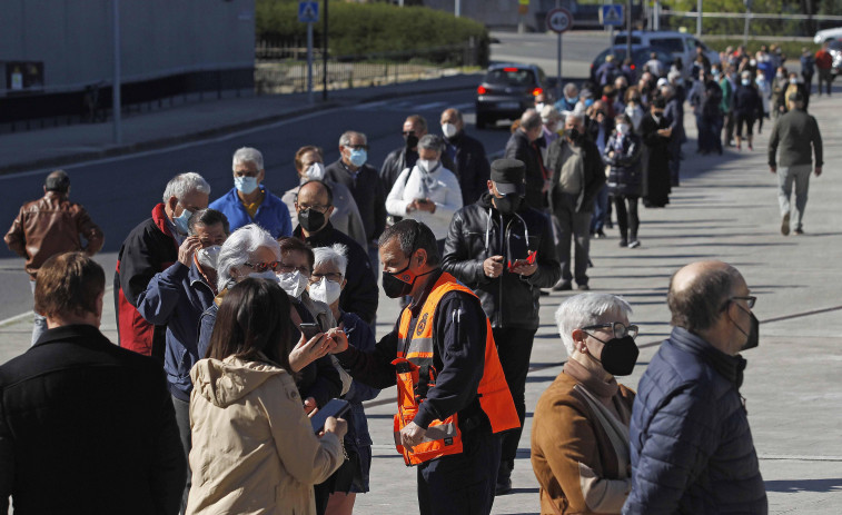 Protección Civil colabora con Sanidade para evitar colas en la vacunación de ExpoCoruña