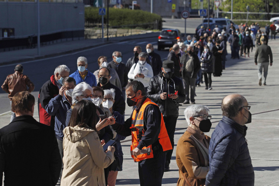 Protección Civil colabora con Sanidade para evitar colas en la vacunación de ExpoCoruña