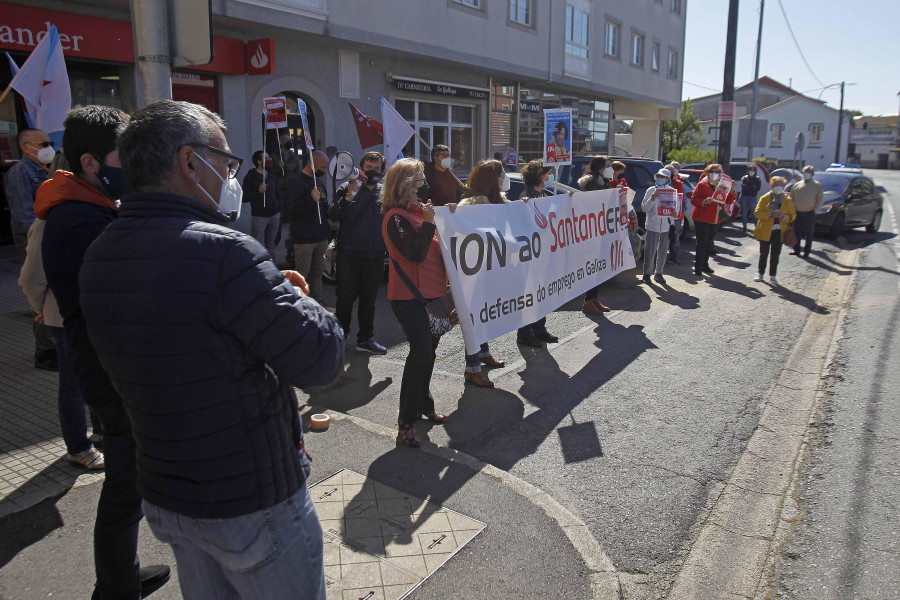 Bergondo se manifiesta contra el cierre del Santander de Guísamo