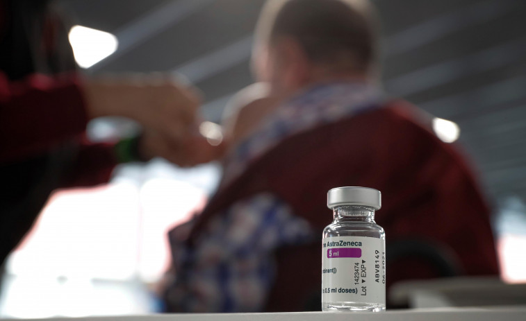 El Sergas recomendará a los 90.000 gallegos con la primera dosis de la vacuna que repitan con AstraZeneca