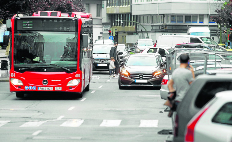 La Policía Local lanza la primera campaña contra la doble fila tras el inicio de la pandemia