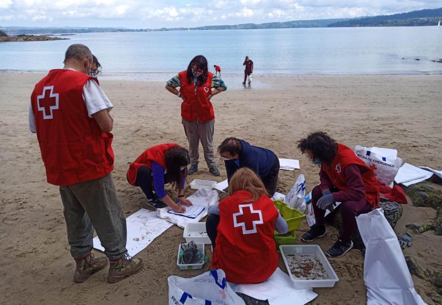 El ayuntamiento de Sada y Cruz Roja limpian la playa de Morazón de desperdicios