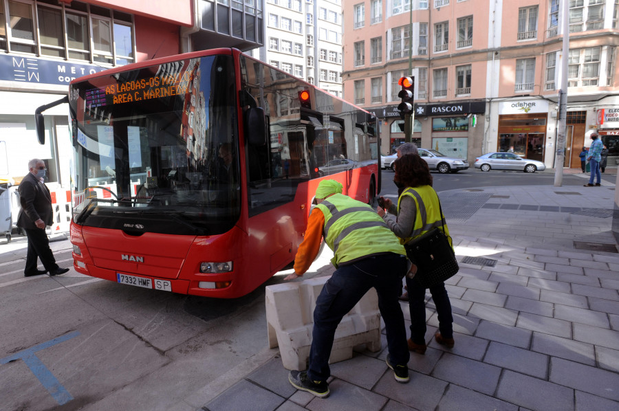 El bus pasa por poco la prueba de giro hacia la Cuesta de la Unión de cara a instalar el carril bus