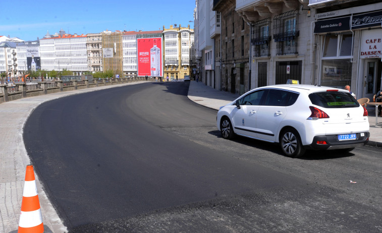 El Ayuntamiento mejora el firme del paseo de O Parrote y la Dársena