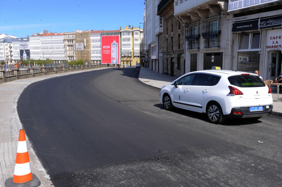 El Ayuntamiento mejora el firme del paseo de O Parrote y la Dársena