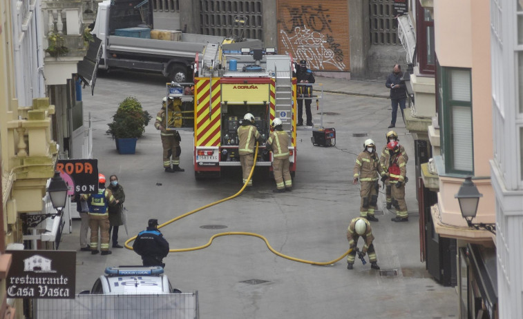 Los bomberos cierran una hora Capitán Troncoso por un escape de gas