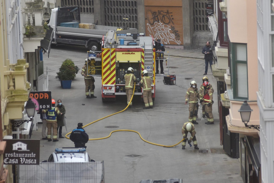 Los bomberos cierran una hora Capitán Troncoso por un escape de gas