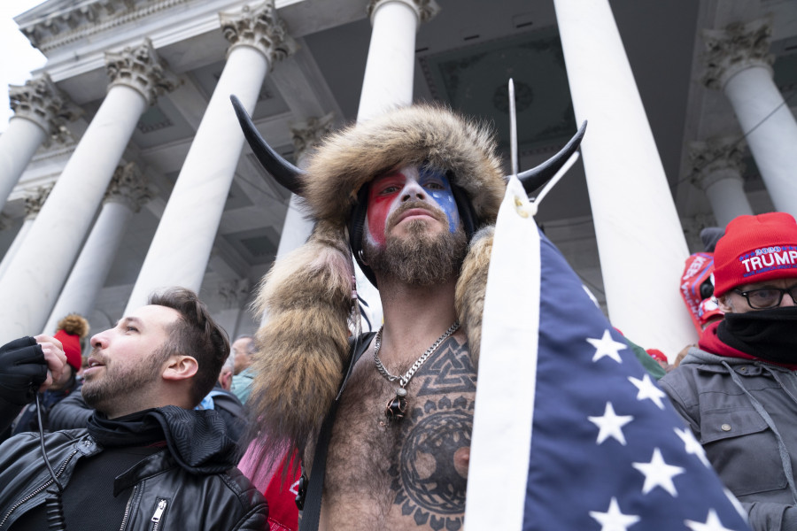 El "bisonte de Qanon", condenado a tres años de cárcel por el asalto al Capitolio