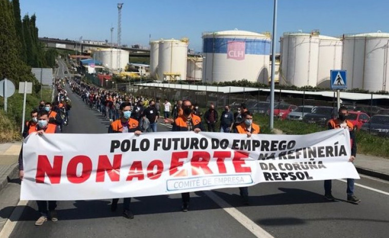 Más de 300 personas se movilizan en A Coruña en rechazo al ERTE en la refinería de Repsol