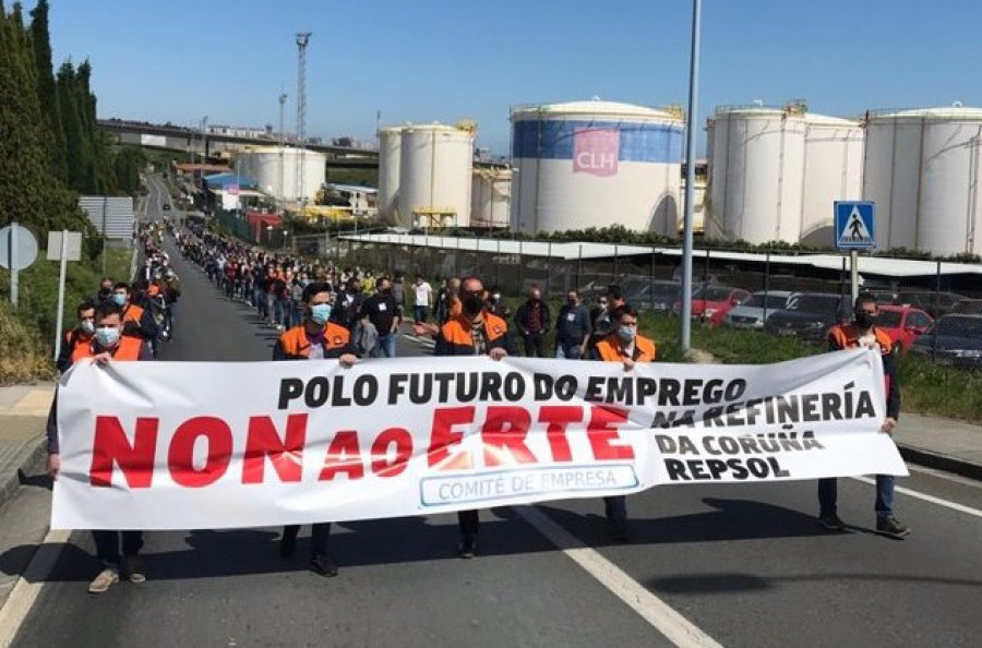 Más de 300 personas se movilizan en A Coruña en rechazo al ERTE en la refinería de Repsol