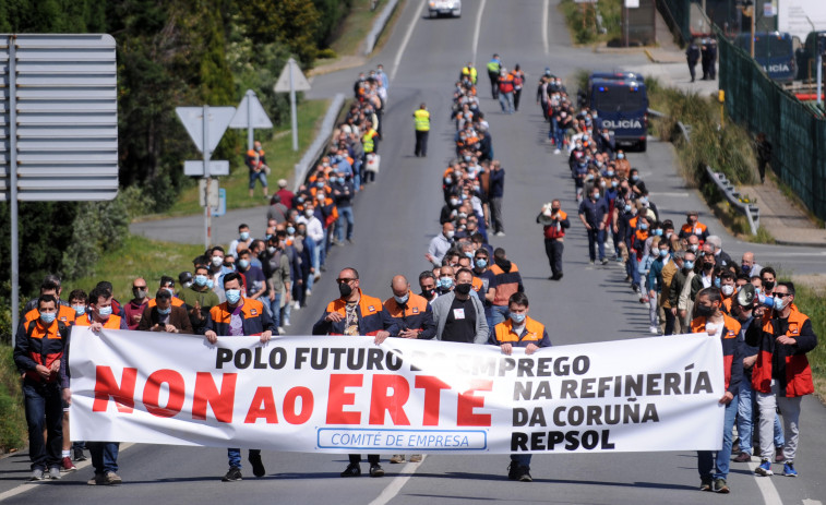 Centenares de personas marcharon ayer contra el  ERTE en la refinería de Repsol