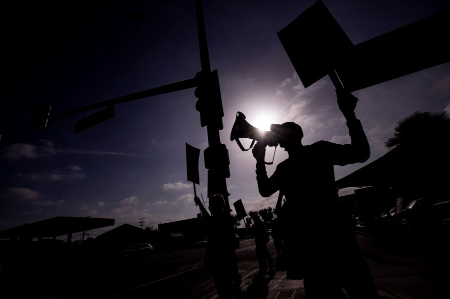 Las protestas y altercados contra la violencia policial se esparcen por Estados Unidos