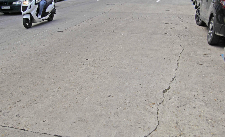 Los taxistas de la ciudad solicitan al Gobierno local que se arregle el firme de la calle de Pla y Cancela