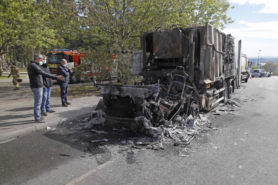 Un incendio en un camión de la basura desintegra su  cabina sin lamentar daños humanos