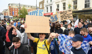 Aficionados del Chelsea protestan contra la Superliga en los aledaños de Stamford Bridge