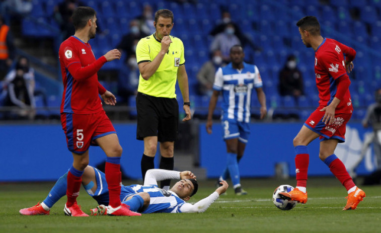 Competición retira las tarjetas de Borja y Castro en Riazor