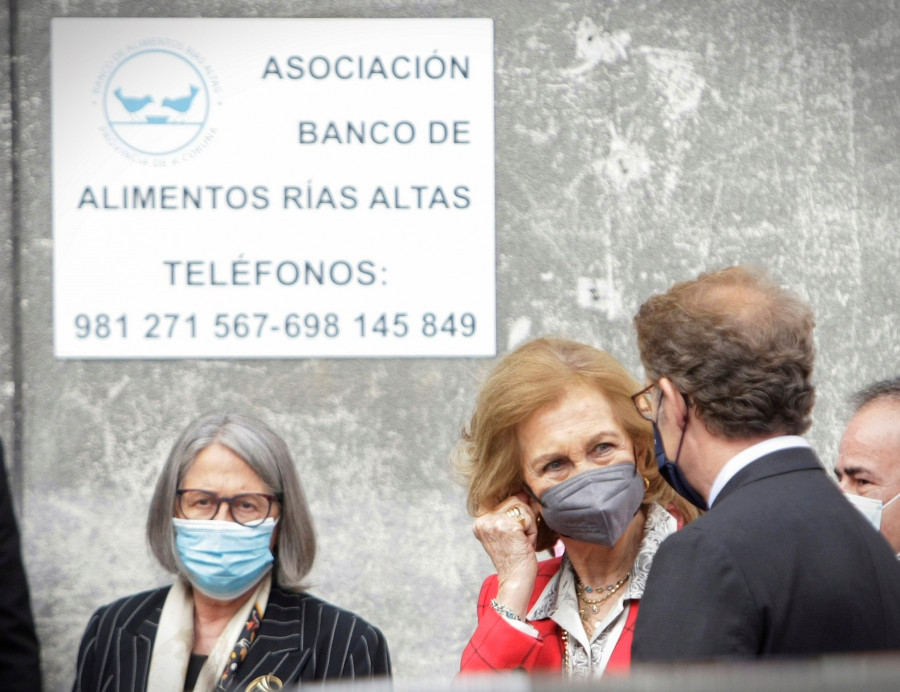 La reina Sofía se desplaza hasta A Coruña para conocer la labor de los voluntarios de Banco de Alimentos