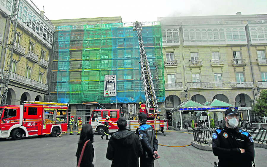 Un incendio en una de las emblemáticas galerías de María Pita desata la alarma