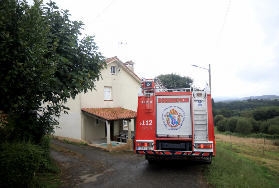 Un incendio en una máquina fregadora causa daños en un supermercado de Abegondo