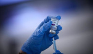 La EMA desconseja administrar solo una dosis de la vacuna de AstraZeneca