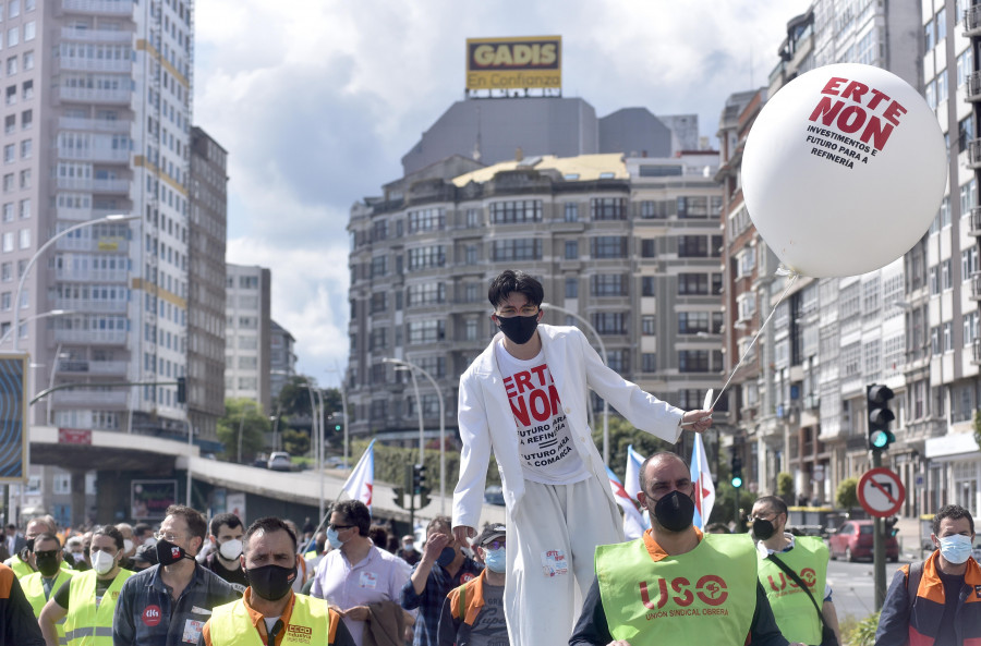 Cerca de 500 personas marchan hasta María Pita  para protestar contra el ERTE de Repsol