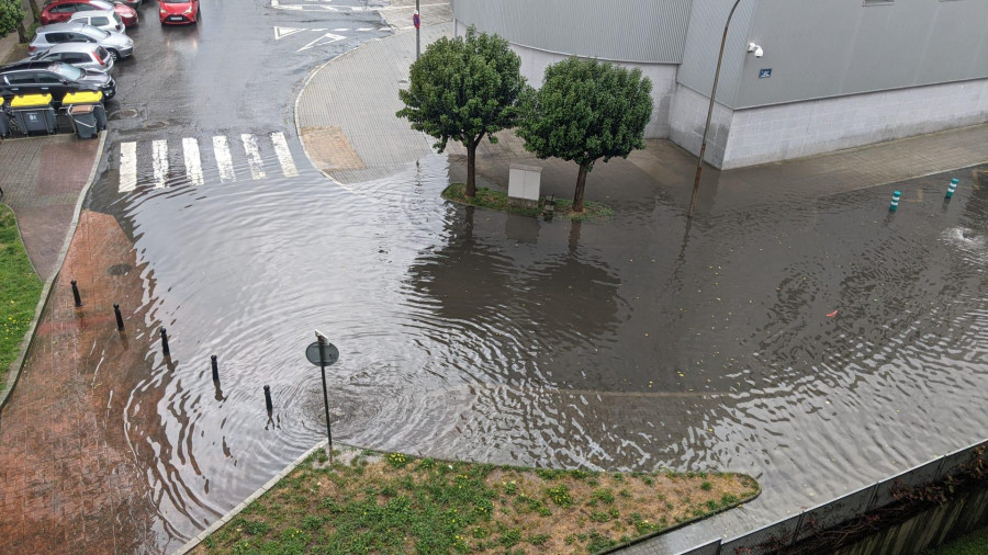 Una tromba de agua hace saltar las tapas de pluviales y provoca casi 30 incidencias