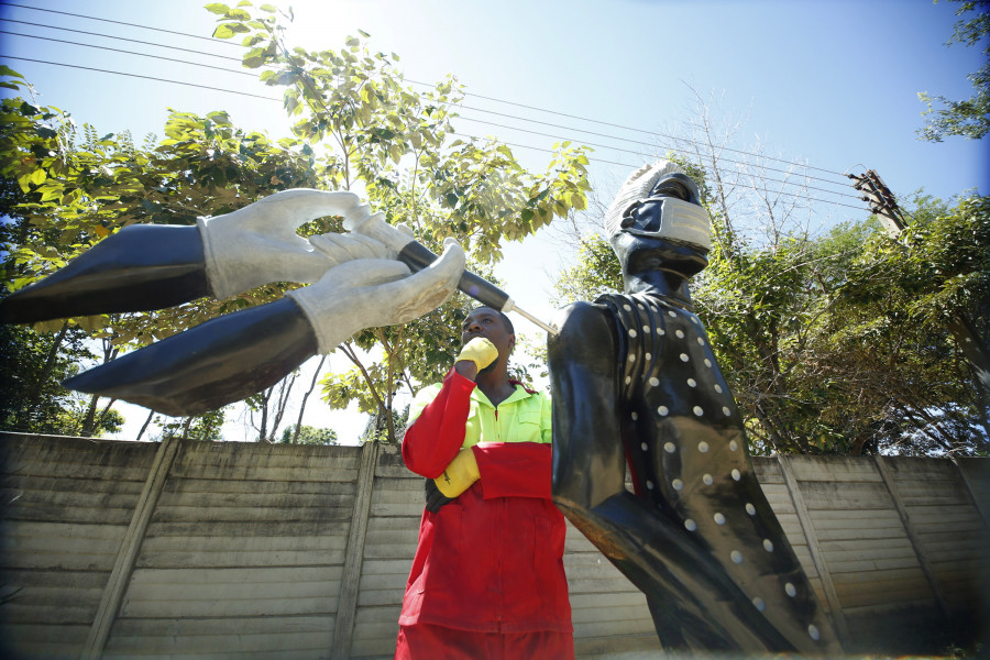 El escultor de Zimbabue que usa el arte para alentar la vacunación anticovid